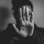 Harcèlement numérique au Togo : Quand le clic devient un choc