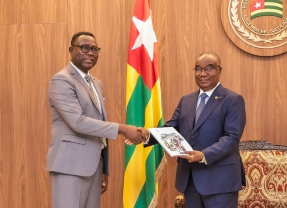 Togo : Le président de l’Assemblée nationale reçoit le rapport d’activités de la CNDH assorti de recommandations