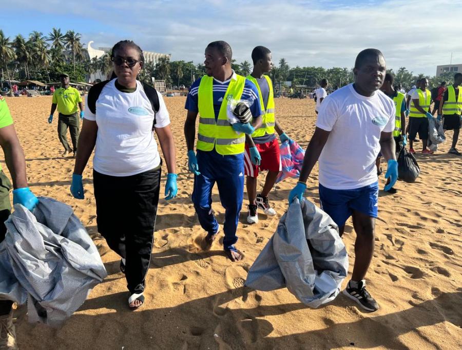 Togo : les journalistes troquent stylos et micros pour un écojogging anti-déchets à la plage de Lomé