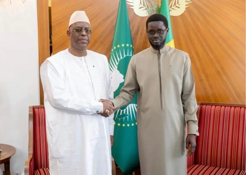 Sénégal : l&rsquo;ex-président Sall, en campagne pour l&rsquo;ONU, reçu par le président Diomaye Faye à Dakar