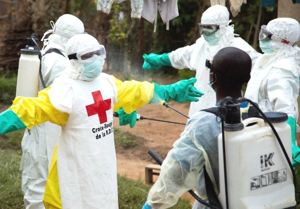 Ebola: plus de 10.000 cas recensés en Afrique, la grande majorité en RDC