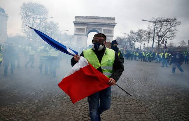 « On prend la Bastille »: une journée de manifestation en France émaillée de scènes de chaos