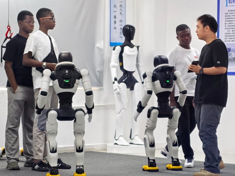Trois jeunes lycéens togolais pionniers du premier programme CONIIA EXPLOR’IA à Shenzhen